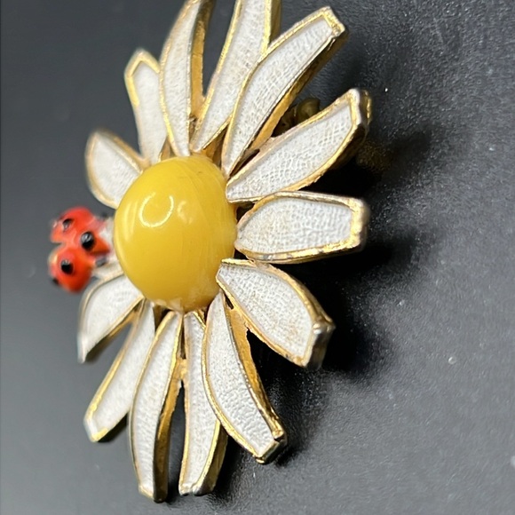 Vintage Weiss flower brooch with ladybug - Picture 2 of 5